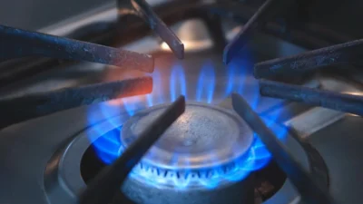 Comparison of gas and electric stovetops showing efficient cooking habits and energy use